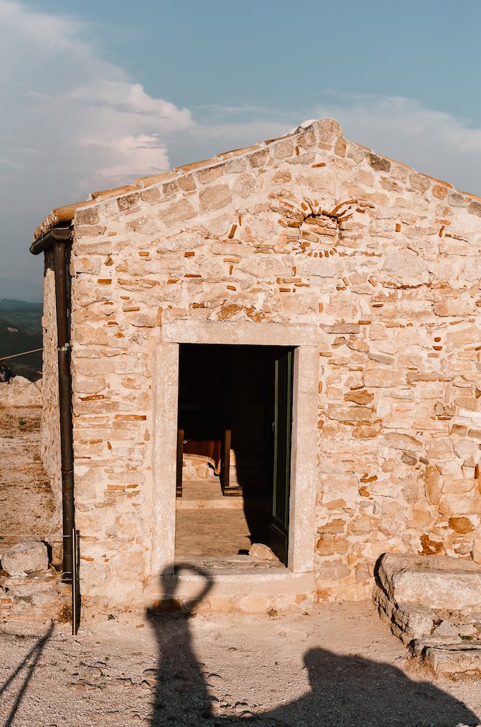 Petite église en haut d'Angelokastro