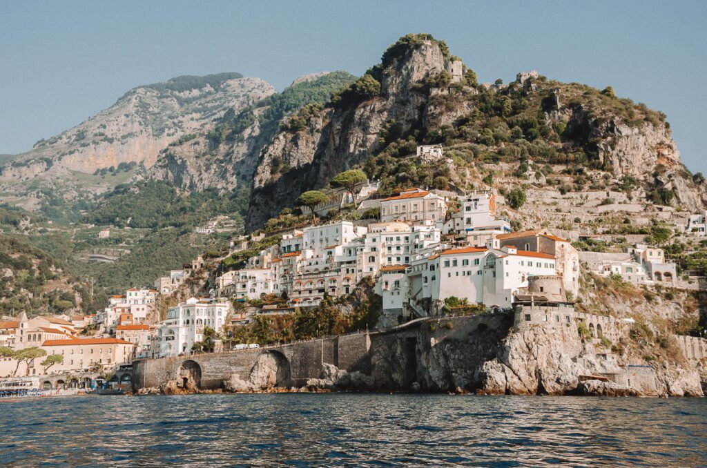 Le village d'Amalfi, vu depuis le bateau en route vers Positano !