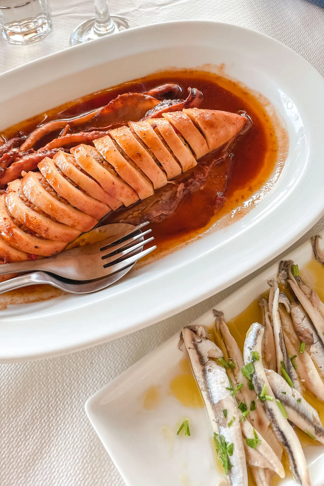 Calamar fourré et anchois marinés - spécialités grecques